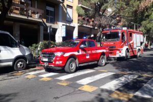 Paternò, fiamme in negozio di cornici su Corso del Popolo: il rogo forse a causa di un corto circuito