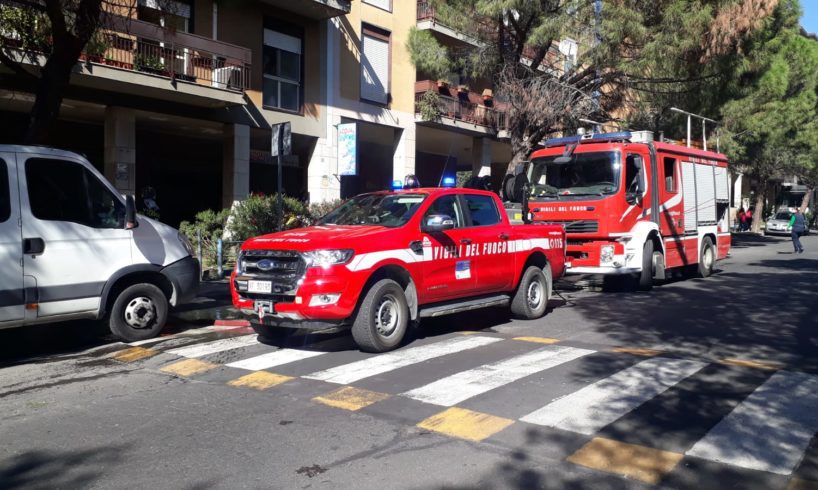 Paternò, fiamme in negozio di cornici su Corso del Popolo: il rogo forse a causa di un corto circuito