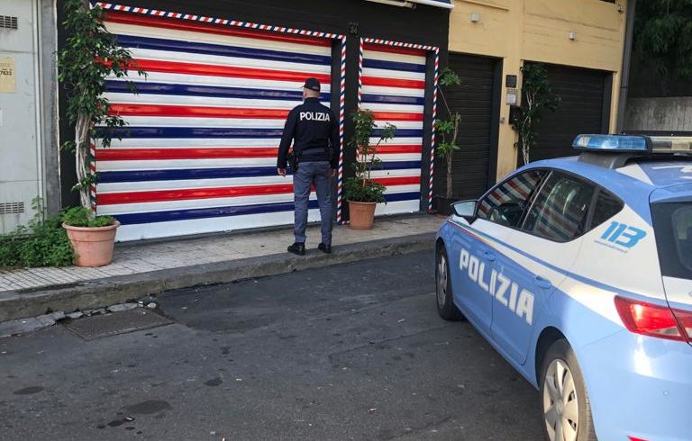 Catania, baciamano ai clienti ma niente mascherina: sala da barba chiusa per 5 giorni per violazione norme anti-Covid