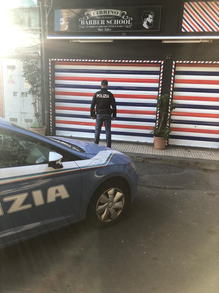 Catania, baciamano ai clienti ma niente mascherina: sala da barba chiusa per 5 giorni per violazione norme anti-Covid