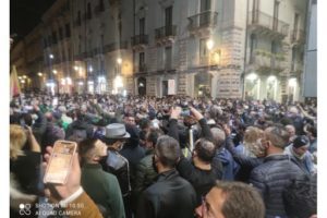 Ribolle anche a Catania la rabbia dei commercianti del settore ristorazione che ieri sono scesi in piazza per protestare contro il Governo nazionale che con il nuovo Dpcm li obbliga alla chiusura pomeridiana. In tantissimi si sono dati appuntamento in via Etnea: proprietari di bar, pub, ristoranti.