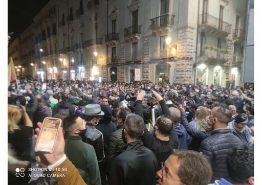 Ribolle anche a Catania la rabbia dei commercianti del settore ristorazione che ieri sono scesi in piazza per protestare contro il Governo nazionale che con il nuovo Dpcm li obbliga alla chiusura pomeridiana. In tantissimi si sono dati appuntamento in via Etnea: proprietari di bar, pub, ristoranti.