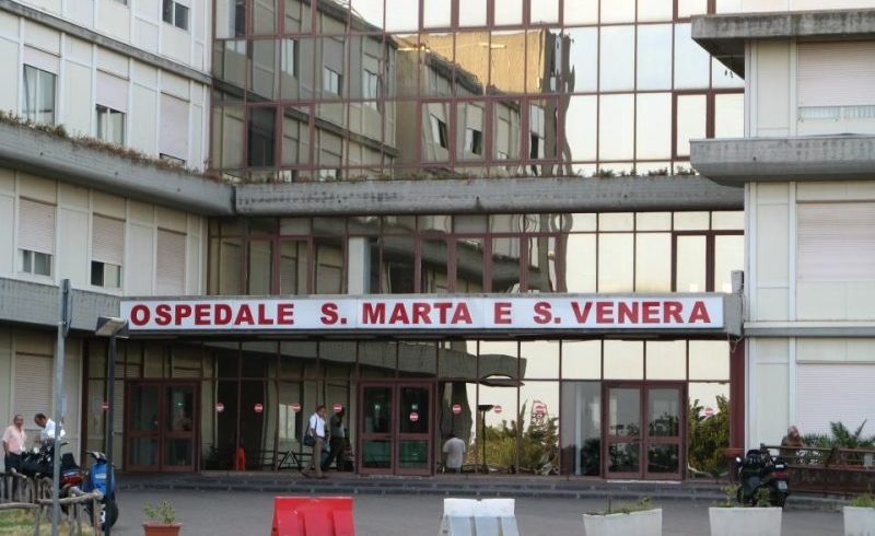 Acireale, la Regione rimodula l’ospedale in ‘centro Covid’ ed è polemica. Il sindaco: “I Comuni non sono stati consultati”