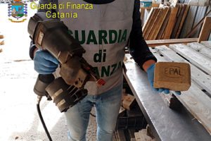 Catania, pallet e bancali falsi in fabbriche con lavoratori in nero: 4 persone denunciate