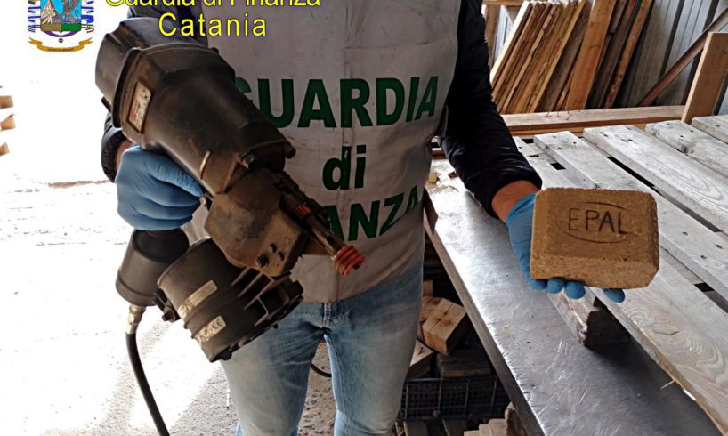 Catania, pallet e bancali falsi in fabbriche con lavoratori in nero: 4 persone denunciate