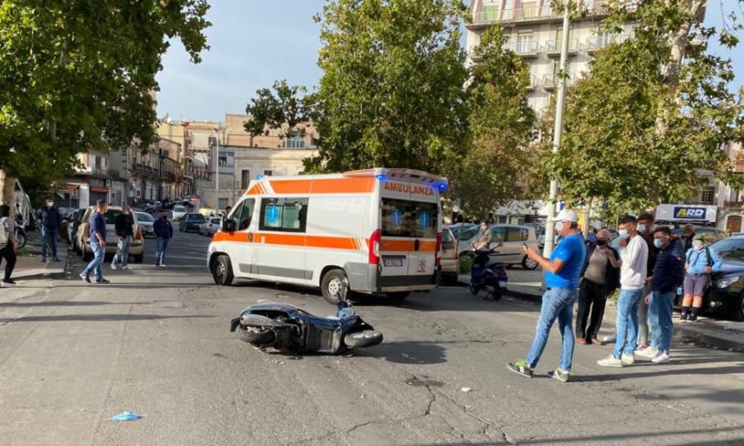 Paternò, scontro tra scooter e utilitaria in Piazza Vittorio Veneto: feriti due giovani e una donna