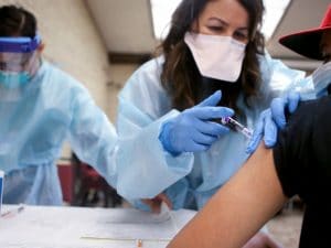 Coronavirus, Forni: “I vaccini arriveranno entro primavera. Undici in fase finale”