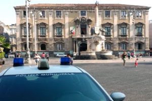 Catania, positivi 8 vigili e due dipendenti: lunedì sanificazione e venerdì 150 tamponi