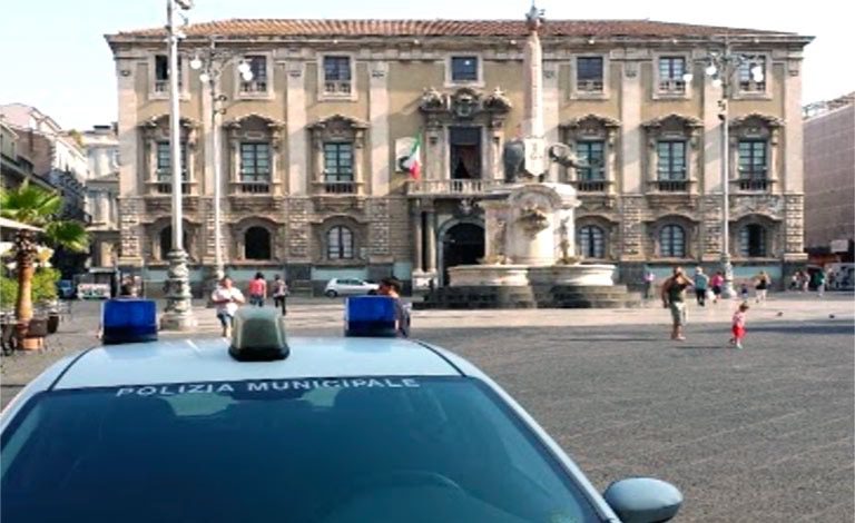 Catania, positivi 8 vigili e due dipendenti: lunedì sanificazione e venerdì 150 tamponi