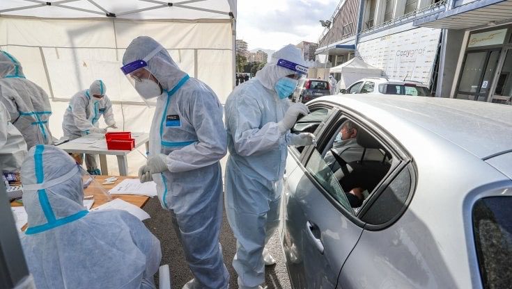 Coronavirus, a Palermo drive-in per i tamponi rapidi agli studenti: in tre giorni 3 mila test e 255 positivi