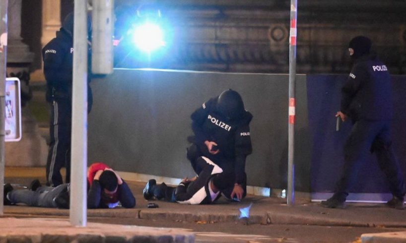 Vienna: “Ripugnante atto terroristico”. Quattro morti alla vigilia del lockdown