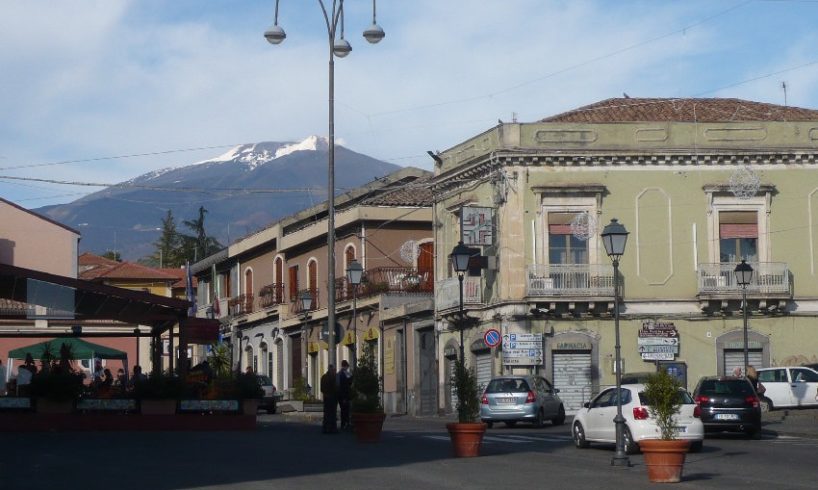 Nicolosi, ragazza si oppone alla ‘visita’ dei carabinieri per difendere il fratello: è ai domiciliari