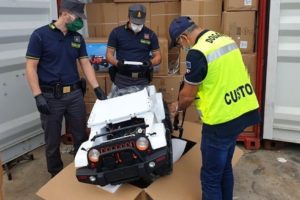 False mini-auto cinesi marcate Jeep sequestrate al porto di Palermo: denunciato l’importatore