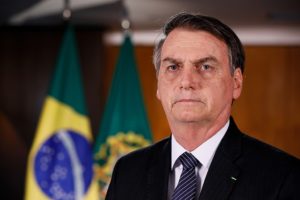 Brasile, le uscite di Bolsonaro: “Mi dispiace dei morti da pandemia ma un giorno moriremo tutti”