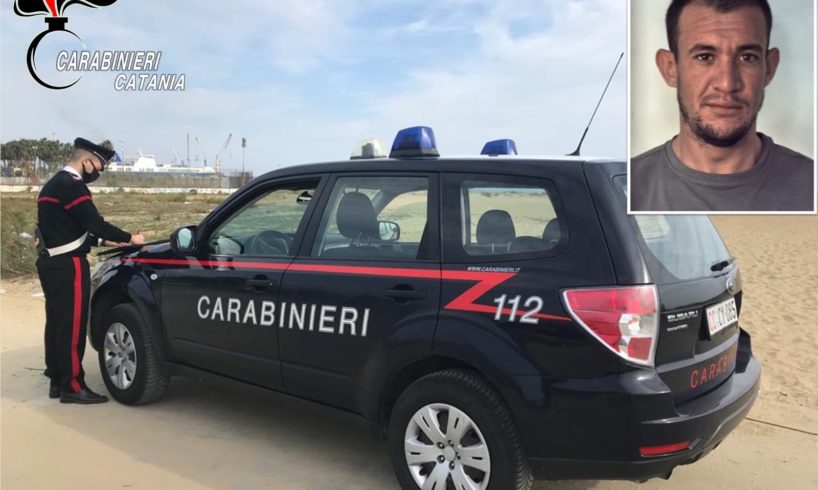 Catania, sulla spiaggia della Playa ruba zaino con smartphone e contanti: 30enne arrestato in flagranza