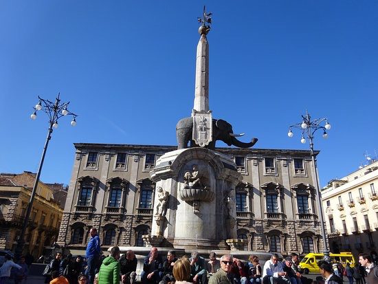 Catania: “State lontani dal Liotru”. Ordinanza vieta di stazionare nel weekend sui gradoni della fontana. Off-limits anche S. Giovanni li Cuti