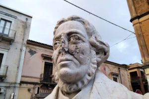 Adrano, vandalizzato il busto di Giacomo Maggio nella piazzetta omonima: “Si vuole cancellare ogni forma di civiltà”