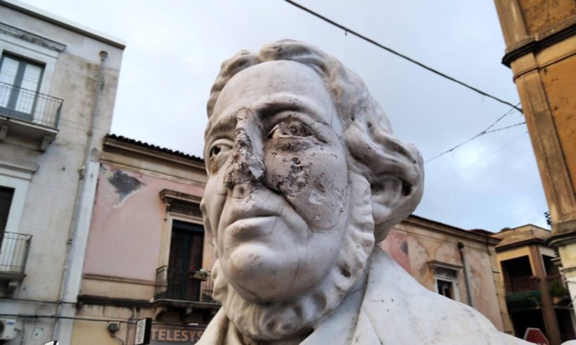 Adrano, vandalizzato il busto di Giacomo Maggio nella piazzetta omonima: “Si vuole cancellare ogni forma di civiltà”