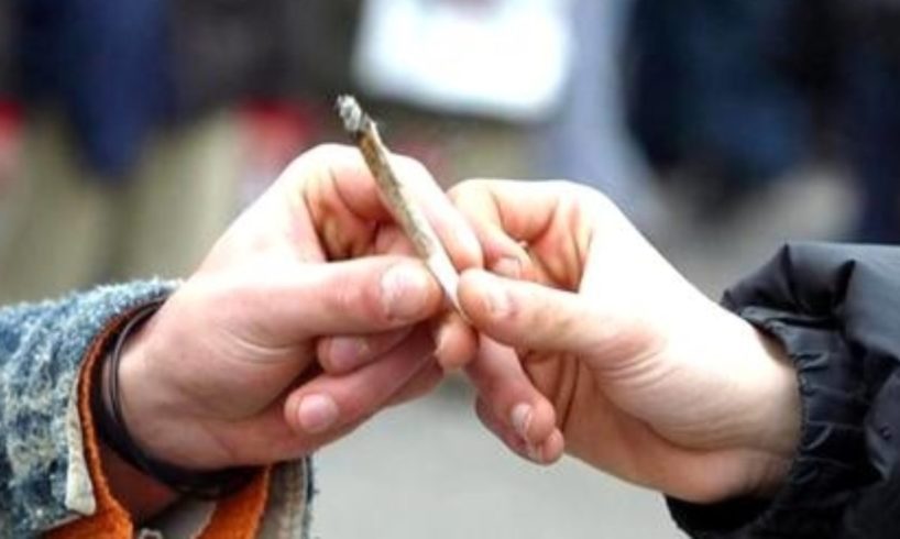 Adrano, minore segnalato al Prefetto come assuntore di droga: trovato in possesso di marijuana