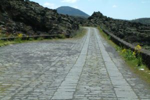 Bronte, ripulita dai rifiuti la strada in basolato che porta verso l’Etna: ora è anche video-sorvegliata