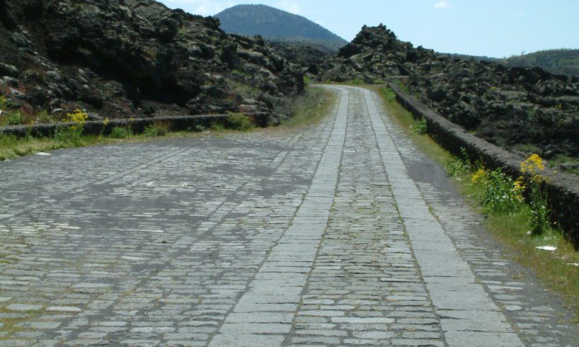 Bronte, ripulita dai rifiuti la strada in basolato che porta verso l’Etna: ora è anche video-sorvegliata