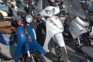 Adrano, circola a bordo dello scooter sequestrato: multa salata al padre del guidatore