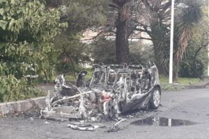 Paternò, a fuoco un’Audi 2 parcheggiata in zona Ardizzone: incerta la natura del rogo