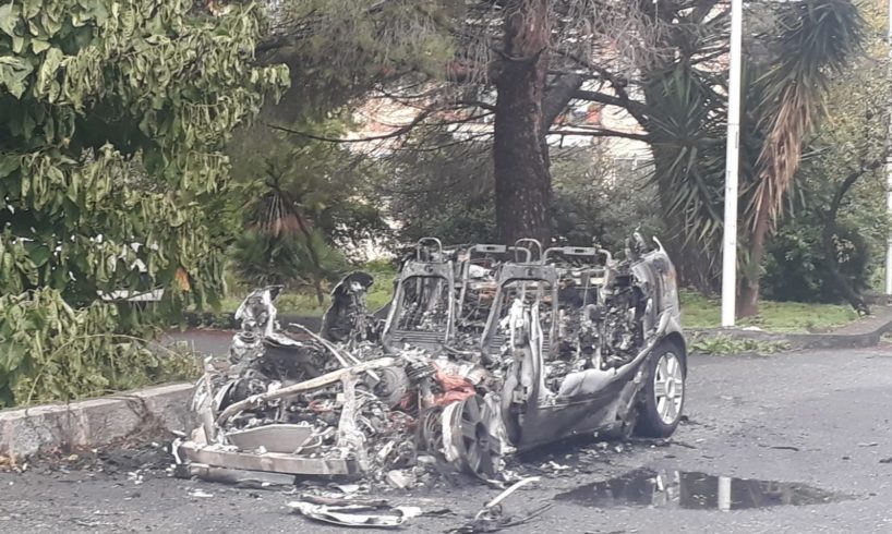 Paternò, a fuoco un’Audi 2 parcheggiata in zona Ardizzone: incerta la natura del rogo