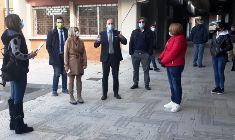 Paternò, scuole chiuse/aperte: mamme manifestano in municipio. I legali del ricorso al TAR annunciano querele