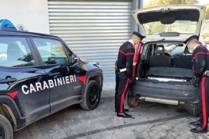 Mineo, auto rubata e numeri del telaio contraffatti: due braccianti di Grammichele arrestati per riciclaggio