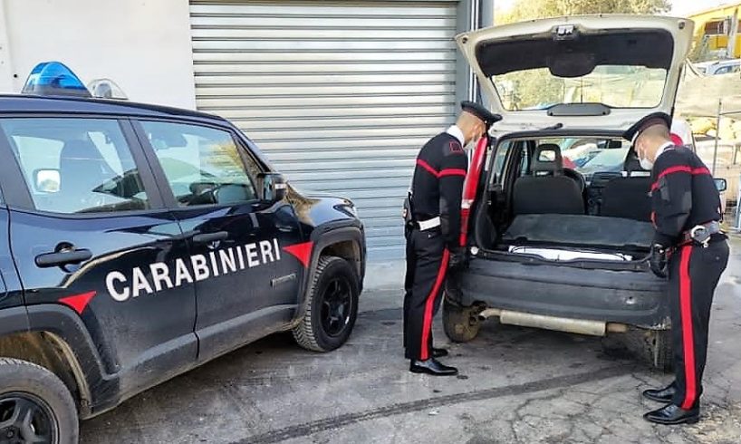 Mineo, auto rubata e numeri del telaio contraffatti: due braccianti di Grammichele arrestati per riciclaggio