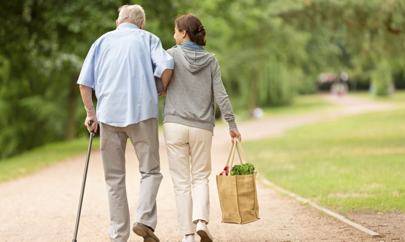 Paternò, 90enne malato sposò badante di 49 anni. Tribunale annulla matrimonio: “Incapace di intendere”