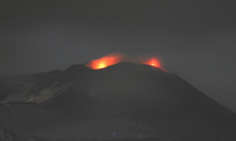 Etna, dà spettacolo una seconda bocca eruttiva: apertasi nel cratere di Sud-Est