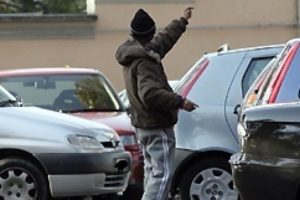 Catania, reddito di cittadinanza revocato a 6 parcheggiatori abusivi: tutti denunciati per ‘percezione indebita’