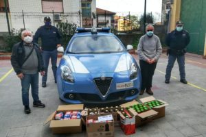 Catania, poliziotti donano alimentari alla parrocchia del Canalicchio: da distribuire ai più bisognosi