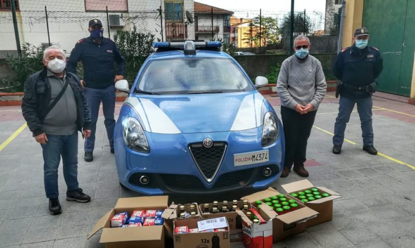 Catania, poliziotti donano alimentari alla parrocchia del Canalicchio: da distribuire ai più bisognosi