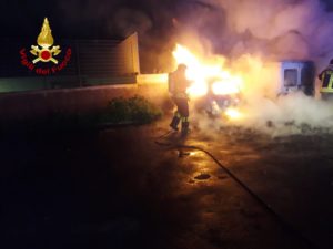 Paternò, rogo di due auto provoca incendio in area condominiale: spento stamani dai Vigili del Fuoco