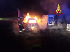 Paternò, rogo di due auto provoca incendio in area condominiale: spento stamani dai Vigili del Fuoco 