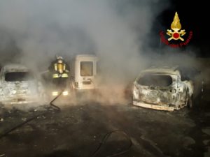 Paternò, rogo di due auto provoca incendio in area condominiale: spento stamani dai Vigili del Fuoco 