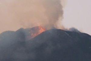 Etna, attività stromboliana da due bocche: al Cratere Voragine esplosioni discontinue