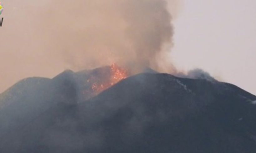 Etna, attività stromboliana da due bocche: al Cratere Voragine esplosioni discontinue