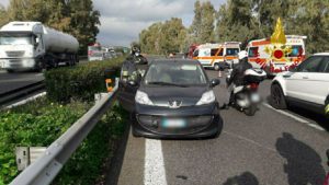 Acireale, A18: auto si ribalta dopo scontro e invade carreggiata. Nessun ferito grave