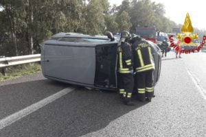 Acireale, A18: auto si ribalta dopo scontro e invade carreggiata. Nessun ferito grave