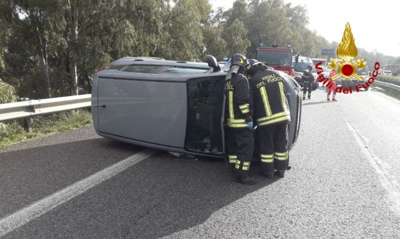 Acireale, A18: auto si ribalta dopo scontro e invade carreggiata. Nessun ferito grave