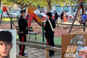 Catania, spacciano droga davanti ai bambini nel parco giochi di zona ‘Vulcania’: 3 arrestati, due sono minori