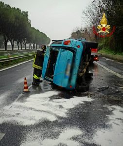 A18, nel tratto Giarre-Acireale auto si capovolge: sbalzato fuori uno dei 3 occupanti