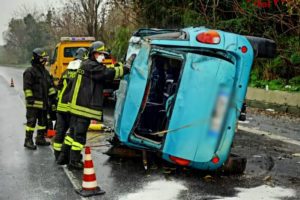 A18, nel tratto Giarre-Acireale auto si capovolge: sbalzato fuori uno dei 3 occupanti