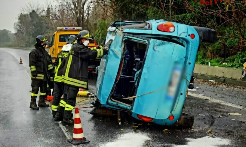 A18, nel tratto Giarre-Acireale auto si capovolge: sbalzato fuori uno dei 3 occupanti