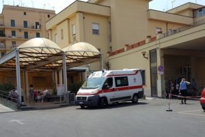 Catania, picchiano il medico ed entrano nel reparto covid del ‘Garibaldi Centro’: denunciati 2 fratelli