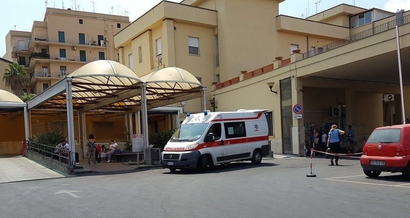 Catania, picchiano il medico ed entrano nel reparto covid del ‘Garibaldi Centro’: denunciati 2 fratelli